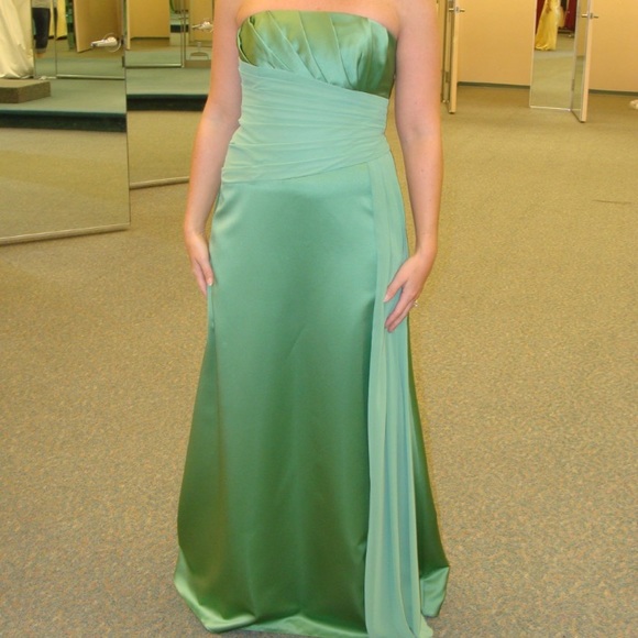 David’s Bridal Clover Green Strapless Satin Dress - Size 4 - Picture 4 of 15